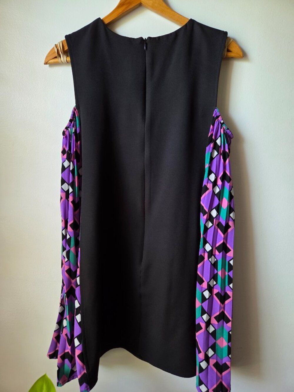 EUC LIKE NEW TCEC BLACK AND GEOMETRIC PRINT SWING SHORT DRESS SIZE SMALL - Picture 5 of 16